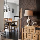 Ciemna tapeta jest idealnym tłem dla unikatowej chińskiej komody. Dodatki z aluminium i patynowanego na