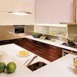 Ciemne szafki i jasne blaty. Piaskowiec, onyks i heban