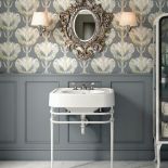 ciemne kolory w łazience tredny 2022