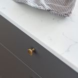 ciemnoszare szafki kuchenne z białym blatem