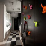 Centralna część mieszkania składa się z kuchni z jadalnią oraz tajemniczej czarnej kostki.