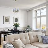 Ciemny stół jest w salonie mocnym akcentem.