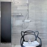 Cieniowany gres na ścianie. Dom z widokami