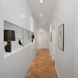 Ciepła nadaje naturane drewno na podłodze.