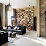 Ciepłe beże równoważą chłodne szarości.