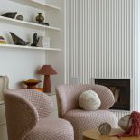 mieszkanie z ryflowanymi meblami