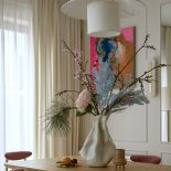 kobiece mieszkanie z ryflowanymi meblami i sztuką