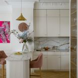 kuchnia z ryflowanymi meblami