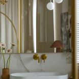 kobieca łazienka z ryflowanymi meblami