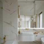 biała łazienka z ryflowanymi meblami