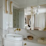 łazienka biało złota z ryflowanymi meblami