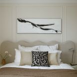 beżowa sypialnia z falowanym zagłówkiem