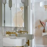 mała biała łazienka ze złotymi dodatkami