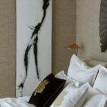 glamour i japandi w kobiecej sypialni