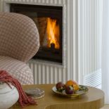 mieszkanie z kominkiem i ryflowanymi meblami