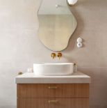 beżowa łazienka z drewnem