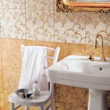 Ciepłe złoto i chłodna biel ceramiki