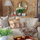 Ciepły klimat nadają wnętrzu mięsiste tkaniny i mnóstwo drewna.