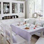 Ciepły, przytulny wystrój kuchni w angielskim stylu.