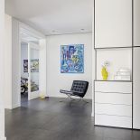 Ciepłym kolorom wnętrz przeciwstawia się eksplozja barw z wiszących na ścianach obrazów. Prawie wszystkie namalował