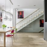 Ciepłym kolorom wnętrz przeciwstawia się eksplozja barw z wiszących na ścianach obrazów. Prawie wszystkie namalował