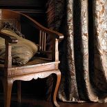 Ciężkie, ciemne, bogato zdobione zasłony pasują do stylowych mebli. Tkanina w kwiaty Brulesque kosztuje 313 zł/m2. FONZI