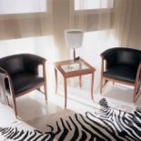 Classico: rama z litego buku, nóżki pokryte mosiądzem, do wyboru różne kolory. Cena - od 4800 zł. SELVA