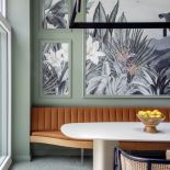 sztukaterie i tapeta na ścianie w jadalni