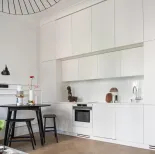 stół w kuchni na tle stylowych sztukaterii