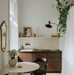 ściana z lustrem za stołem kuchennym