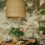 tapeta na ścianie w kuchni przy stole