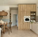 boazeria na ścianie w kuchni przy stole