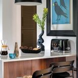 co na ścianę przy stole przy wyspie kuchennej