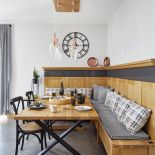 drewniana okładzina na ścianie za stołem w kuchni