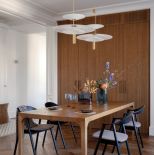 ryflowana ściana w kuchni przy stole