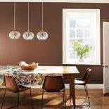 Ściana za stołem w kuchni w dwóch kolorach