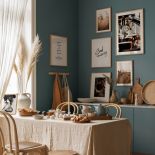 galeria na ścianie za stołem w kuchni