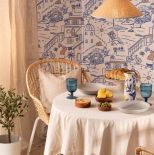 tapeta na ścianie w kuchni przy stole