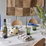 kolorowe szklanki na letni stół