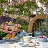 etażerki i naczynia na letni stół