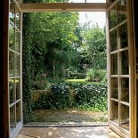 Co rusz schodki, nieduże placyki – już dawno pokrył je mech, dzięki czemu ogród jeszcze