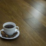 Naturalna, dębowa podłoga Coffee firmy Kaczkan o intensywnym odcieniu mocnej kawy to hołd oddany małej czarnej.