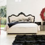 Colpo di fulmine - po włosku miłość od pierwszego wejrzenia - tak nazwano łóżko z bogato rzeźbionym zagłówkiem (od