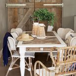 Corey Hill z wiązowym blatem, od 11 877 zł plecione krzesło Malibu za 1545 zł krzesła St. Germain