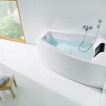 Coś dla lubiących czytać w wodzie. Akrylowa wanna Hall z hydromasażem, wygodnym, profilowanym oparciem dla