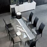 Cosmic ze 140 cm rozrośnie się do 230 cm (od ok. 13 0 zł). Skórzane krzesło Charme (do wyboru