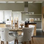 Crossroads, 8777 zł krzesła George tapicerowane lnem po 2165 zł patera drewniana za 206 zł świeczniki, 222