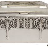 Cukiernica skrzynkowa, sygnowana Bracia Henneberg, XX w.