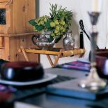 Cynowe dzbanki na bambusowym stoliku - jak widać, łączyć można wszystko.