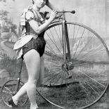 Cyrkowa kolarka obok Penny-Farthing Bicycle , 1890 r. Fot. Forum